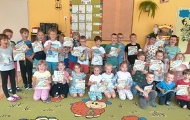 dzieci z Przedszkola Miejskiego nr 25                         z książeczkami