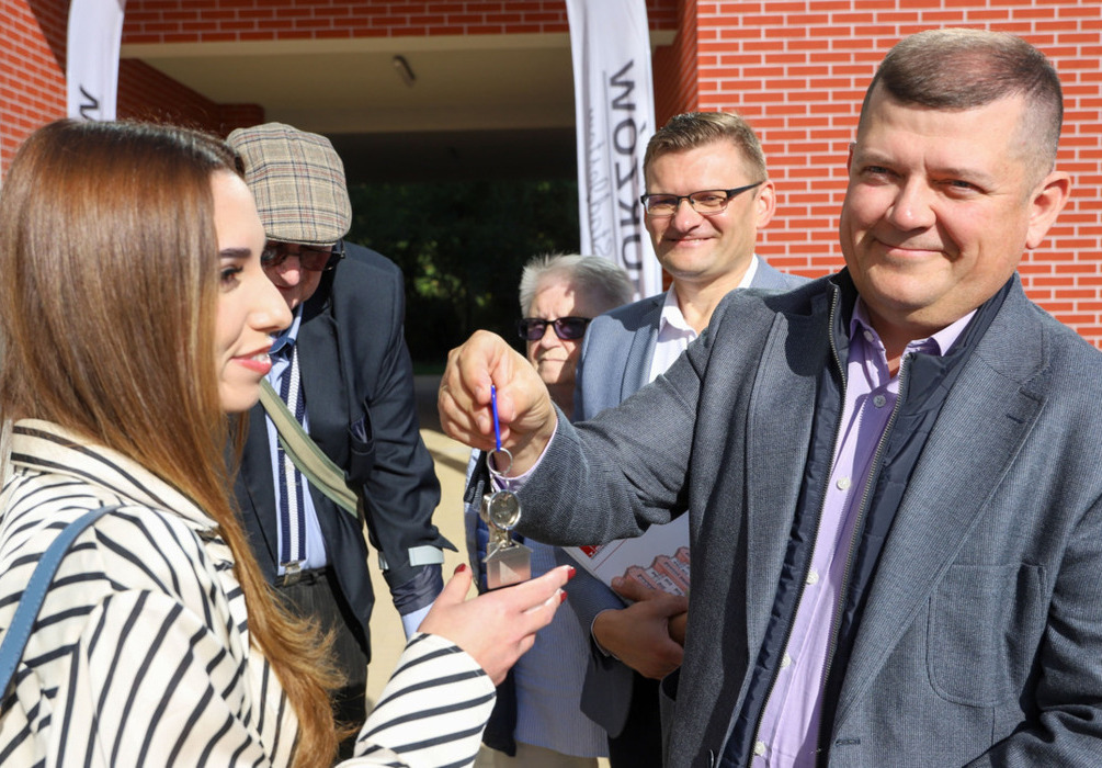 Zdjęcie do Prezydent wręczył klucze do mieszkań. Dla pierwszych rodzin...