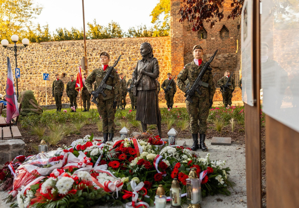 Zdjęcie do Pamięć o &bdquo;Ince&rdquo; &ndash; odsłonięto pomnik Danuty Siedzik&oacute;wny