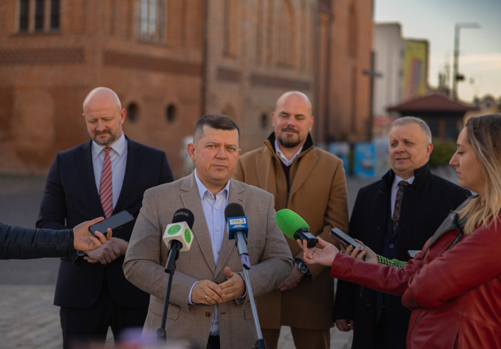 Zdjęcie do 500 tys. na naprawę zegara na katedralnej wieży