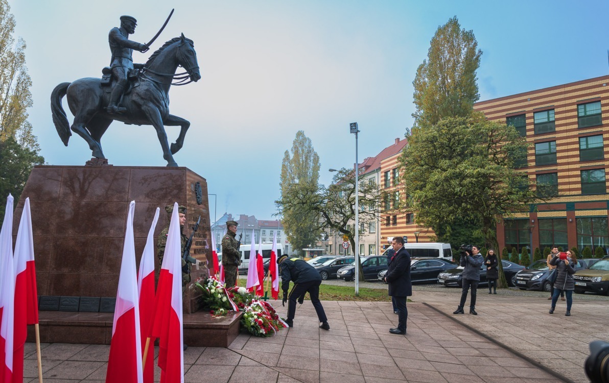 Zdjęcie do Kwiaty pod pomnikiem Marszałka
