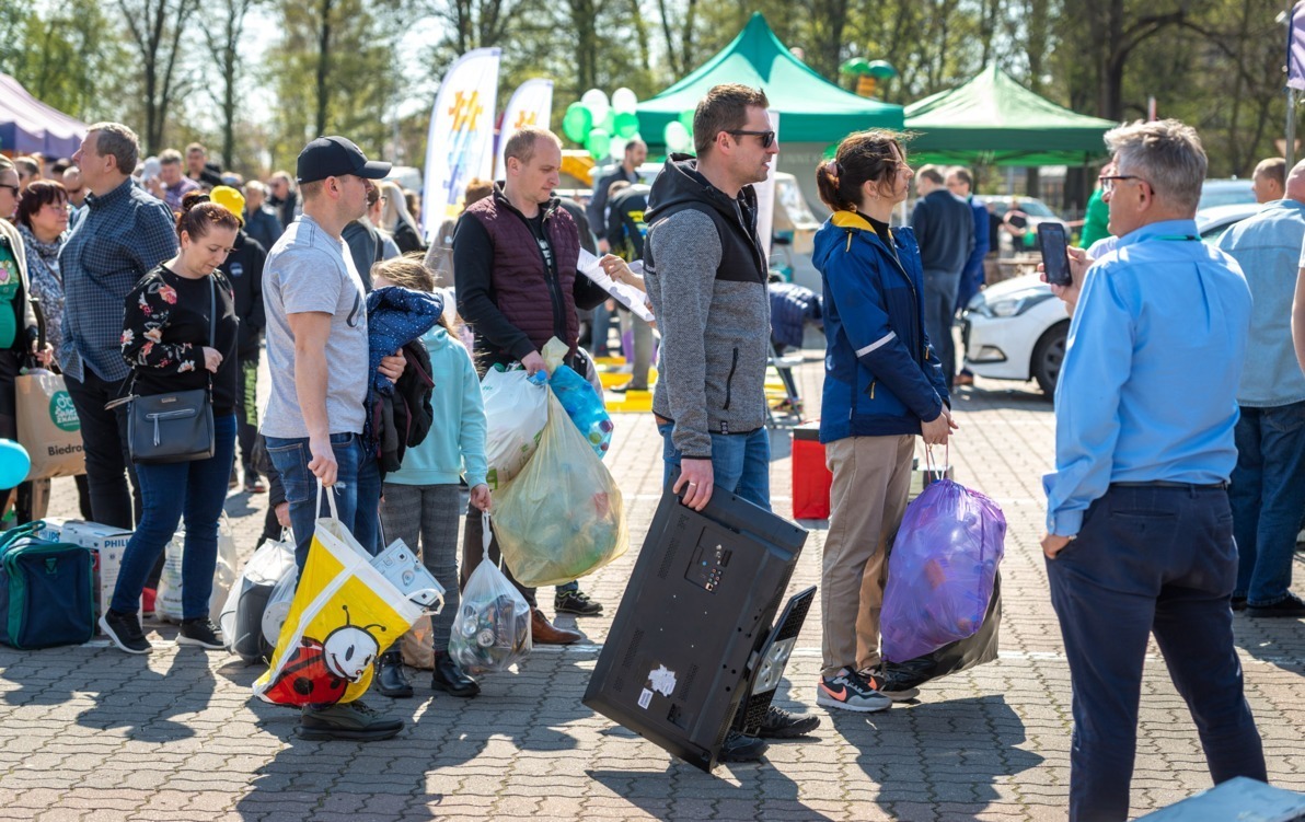 Zdjęcie do Długa kolejka do ... śmieciarki