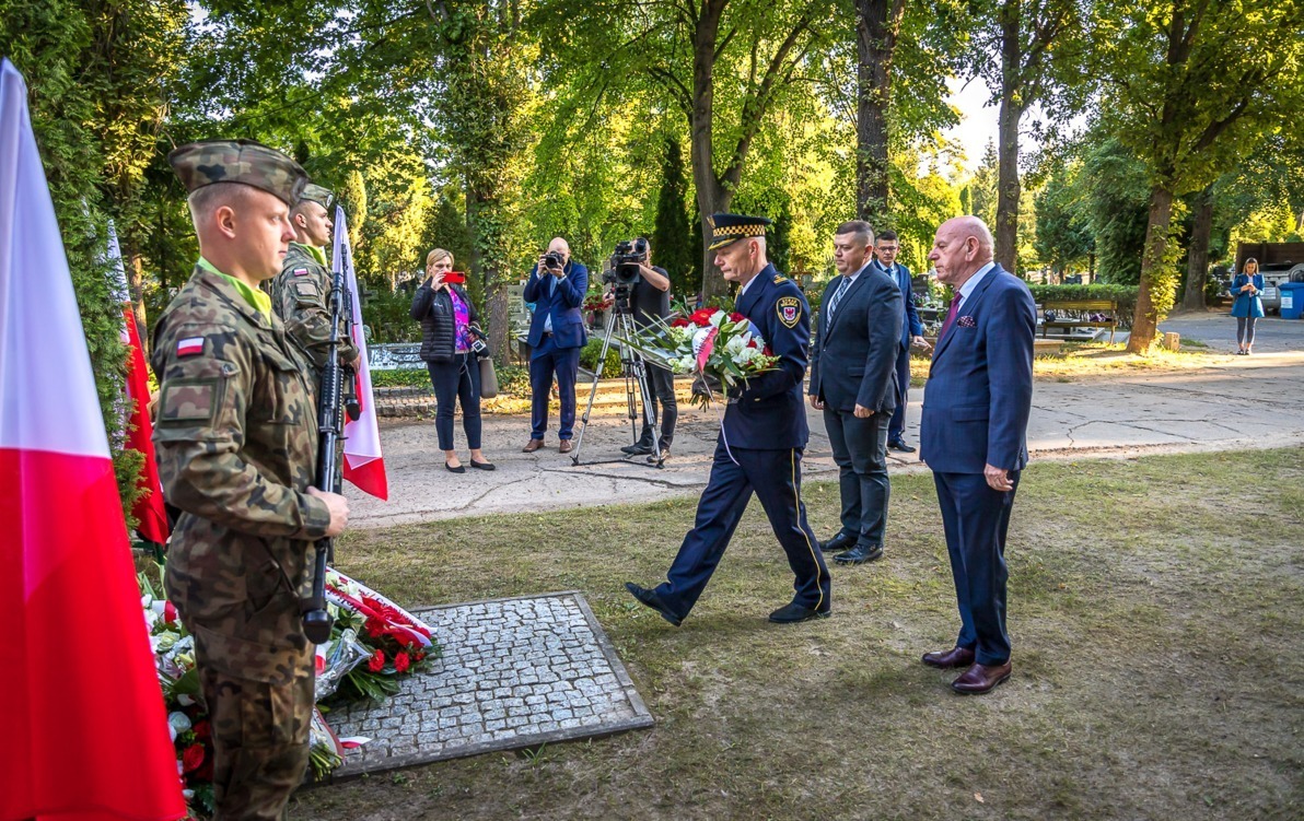 Zdjęcie do Hołd ofiarom wojny