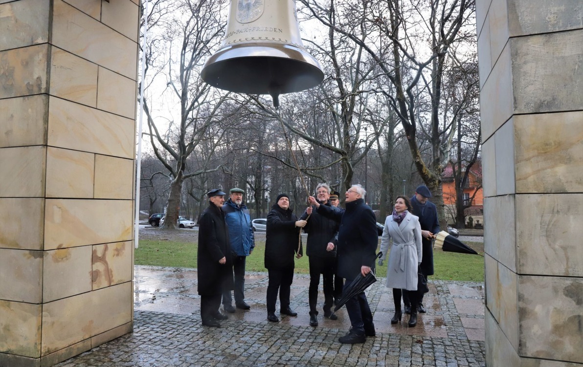 Zdjęcie do Zabrzmiał Dzwon Pokoju