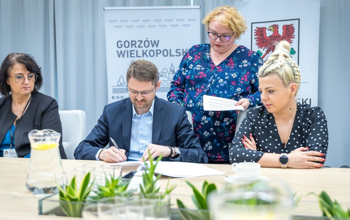 Zdjęcie do Trzej partnerzy i punkt humanitarny