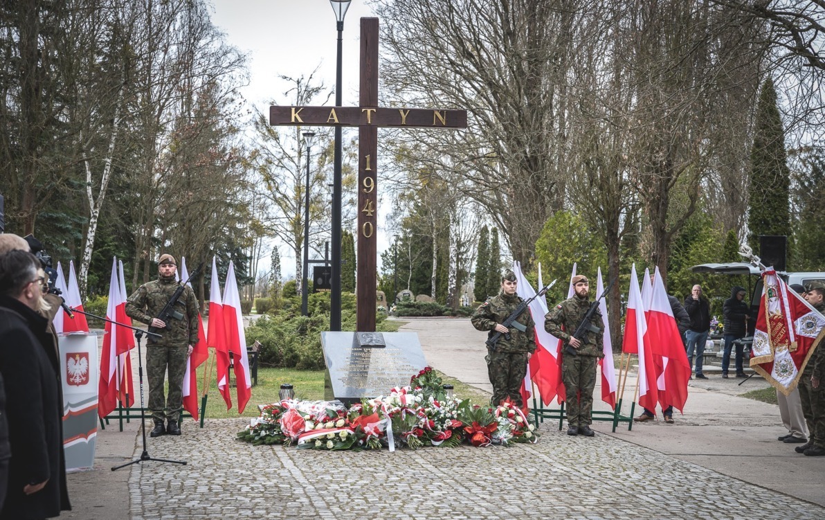 Zdjęcie do Hołd ofiarom zbrodni katyńskiej