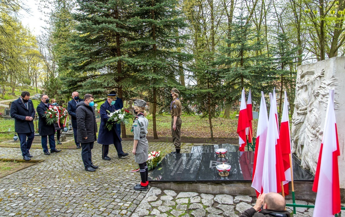 Zdjęcie do Kwiaty pod pomnikiem więźni&oacute;w