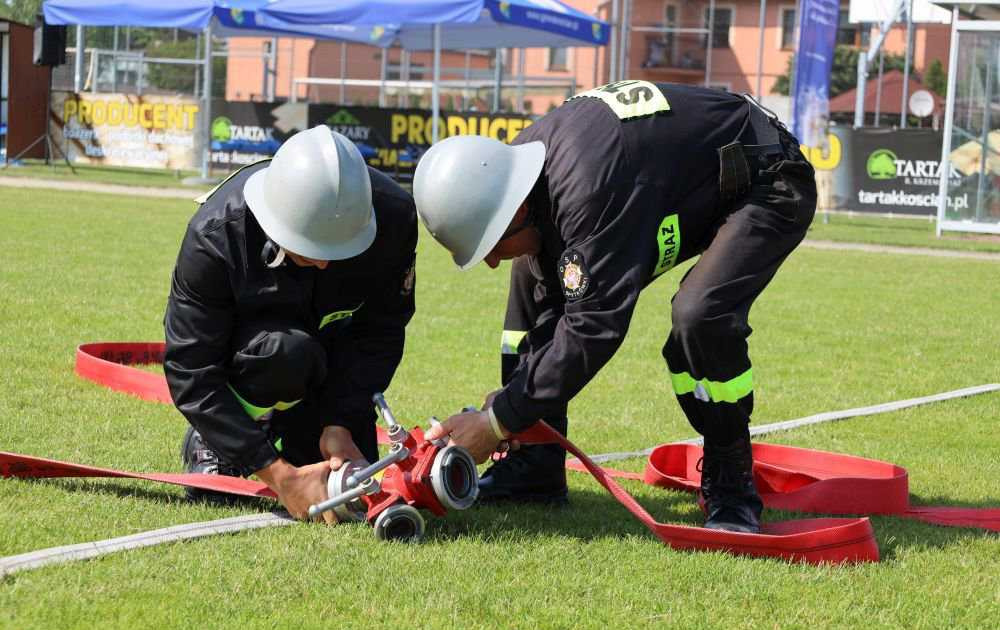 Zdjęcie do Strażacy na stadionie lekkoatletycznym