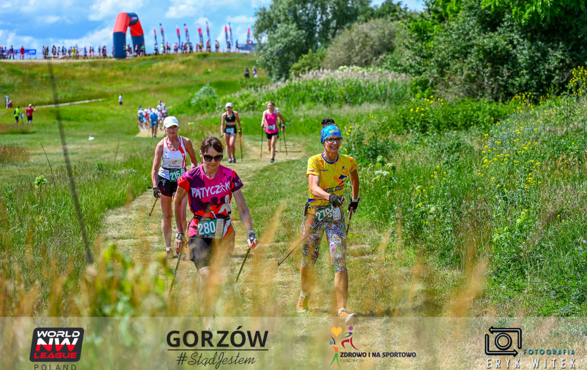 Zdjęcie do  Miłośnicy marszu z kijkami opanowali pole golfowe