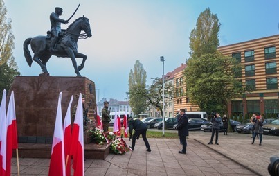 Zdjęcie do Kwiaty pod pomnikiem Marszałka