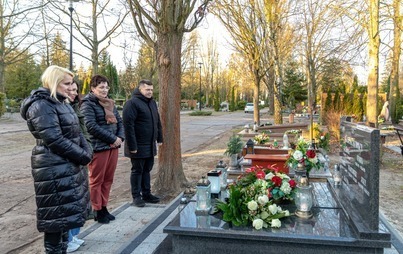 Zdjęcie do Kwiaty na grobie radnej Wojciechowskiej