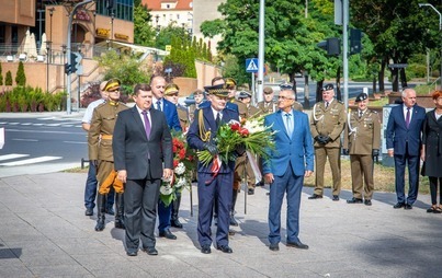 Zdjęcie do Kwiaty pod pomnikiem marszałka