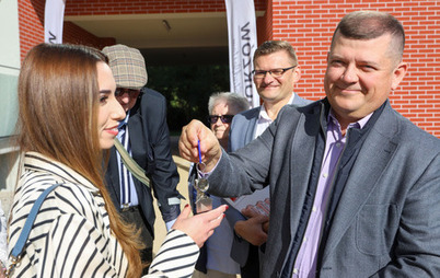 Zdjęcie do Prezydent wręczył klucze do mieszkań. Dla pierwszych rodzin to początek nowego życia