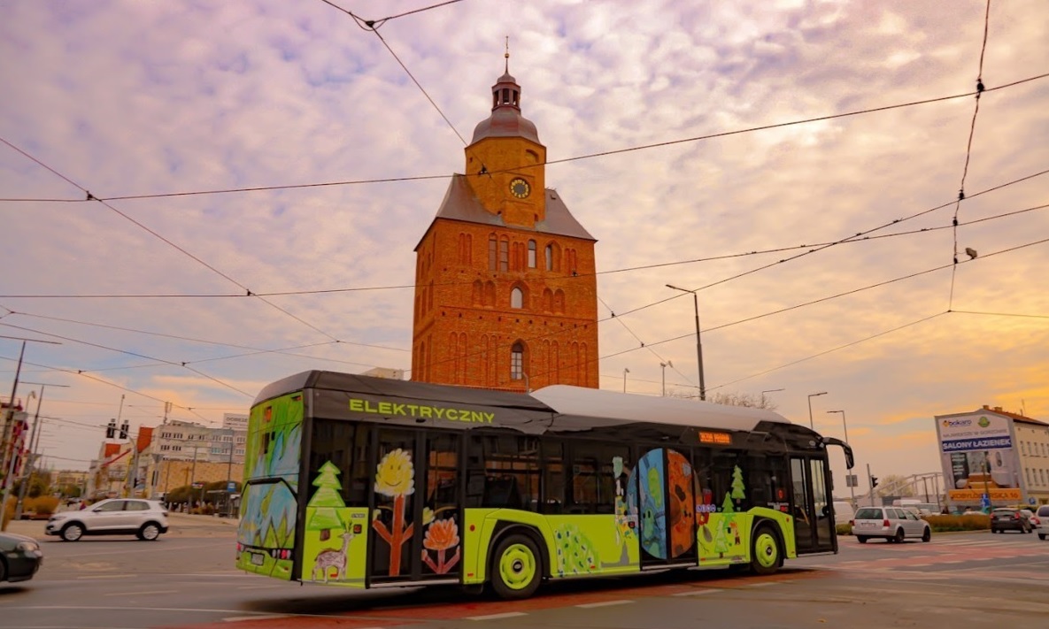 autobus na tle katedry
