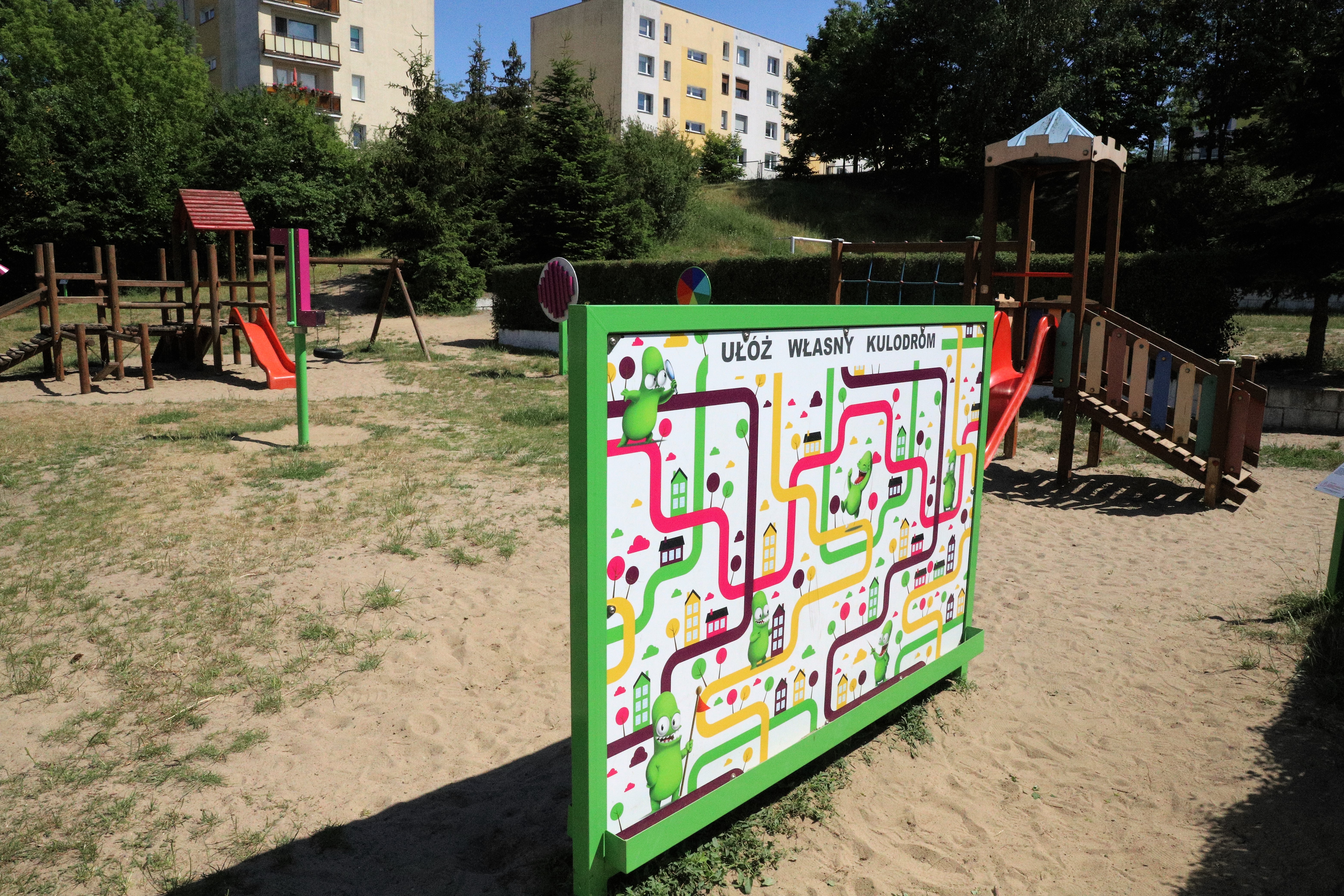 plac zabaw tablica z kulodromem